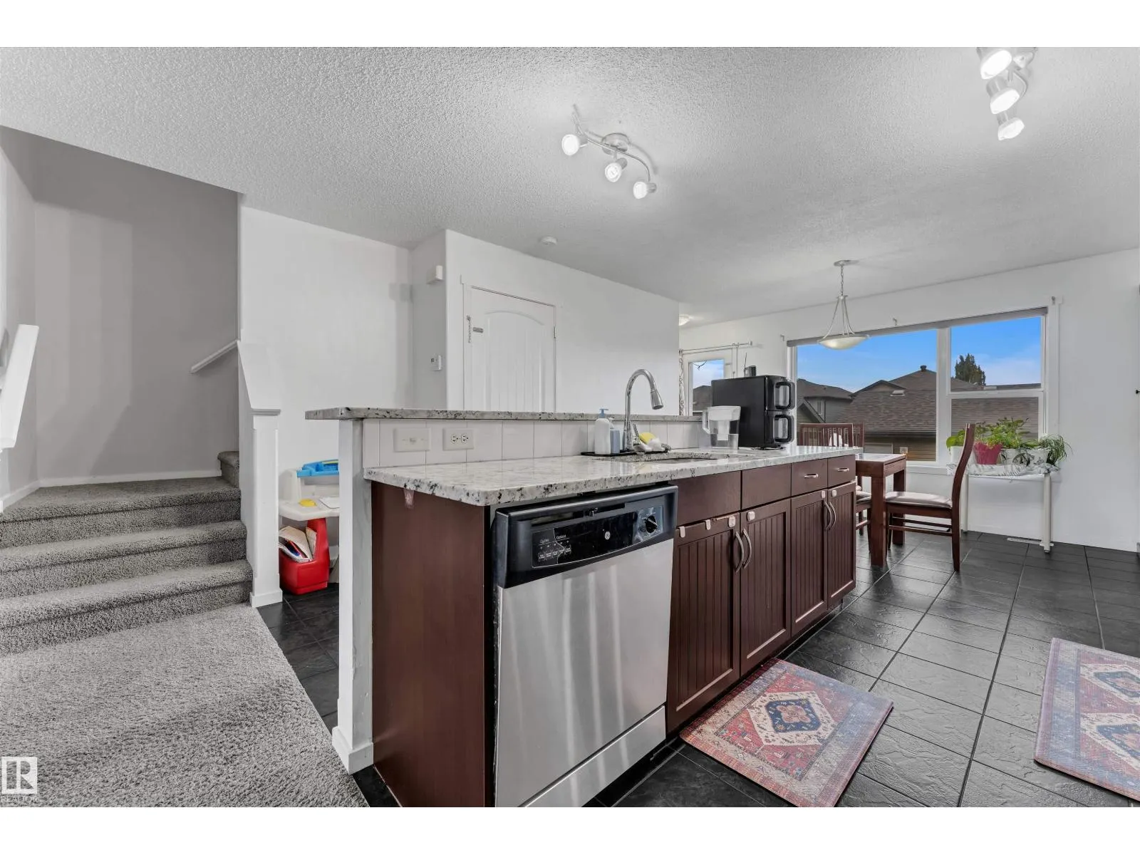 2004 32 ST NW
