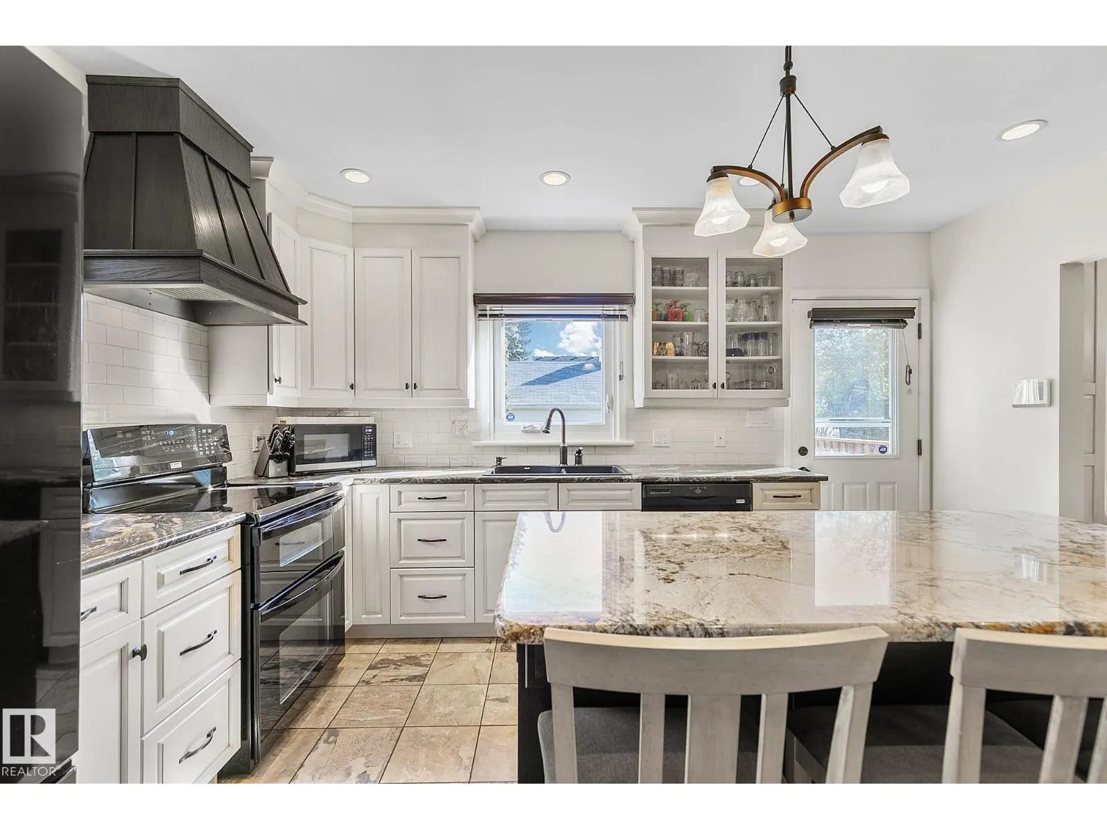 10611 137 ST NW