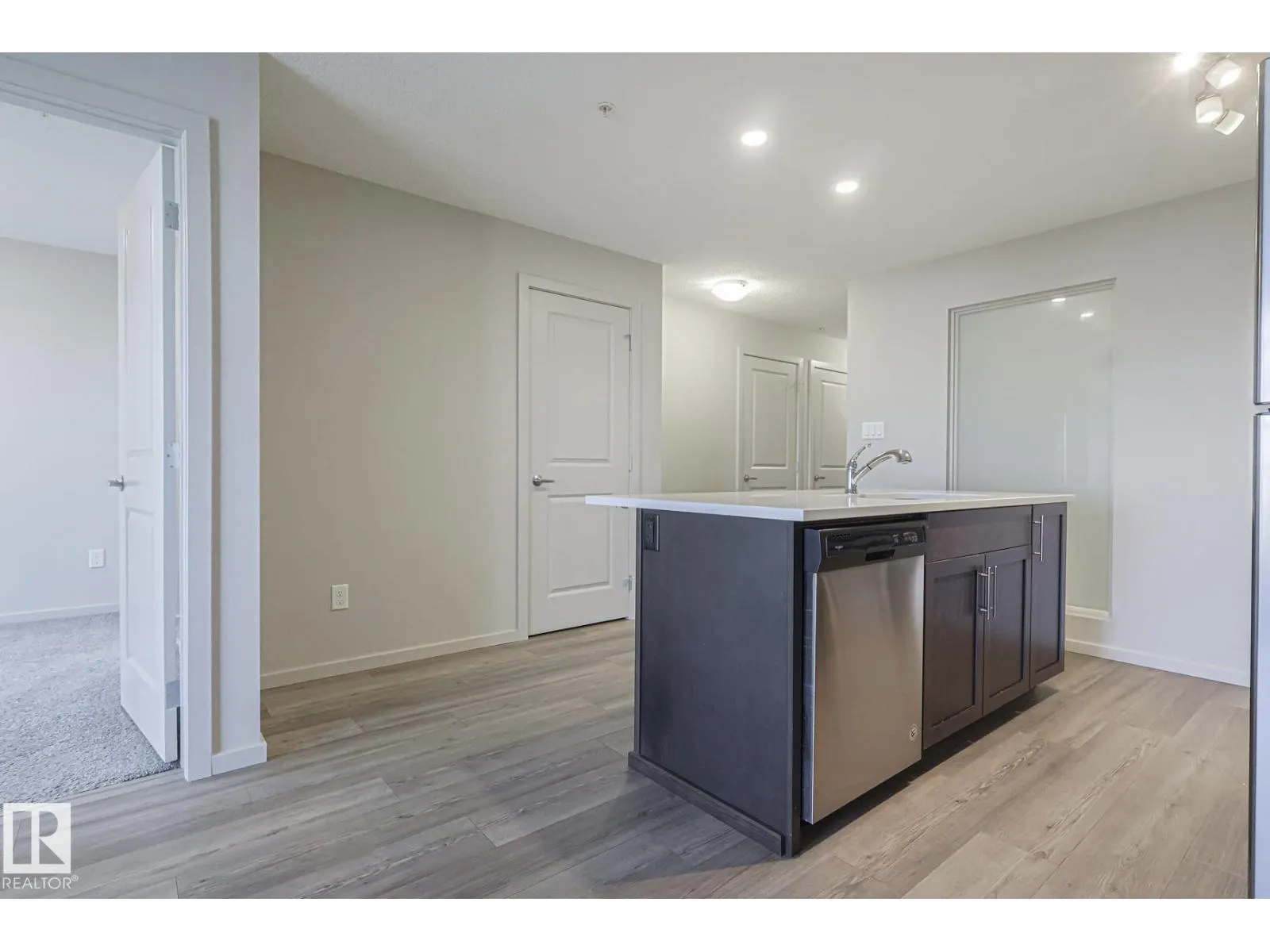 #311 5404 7 AV SW SW