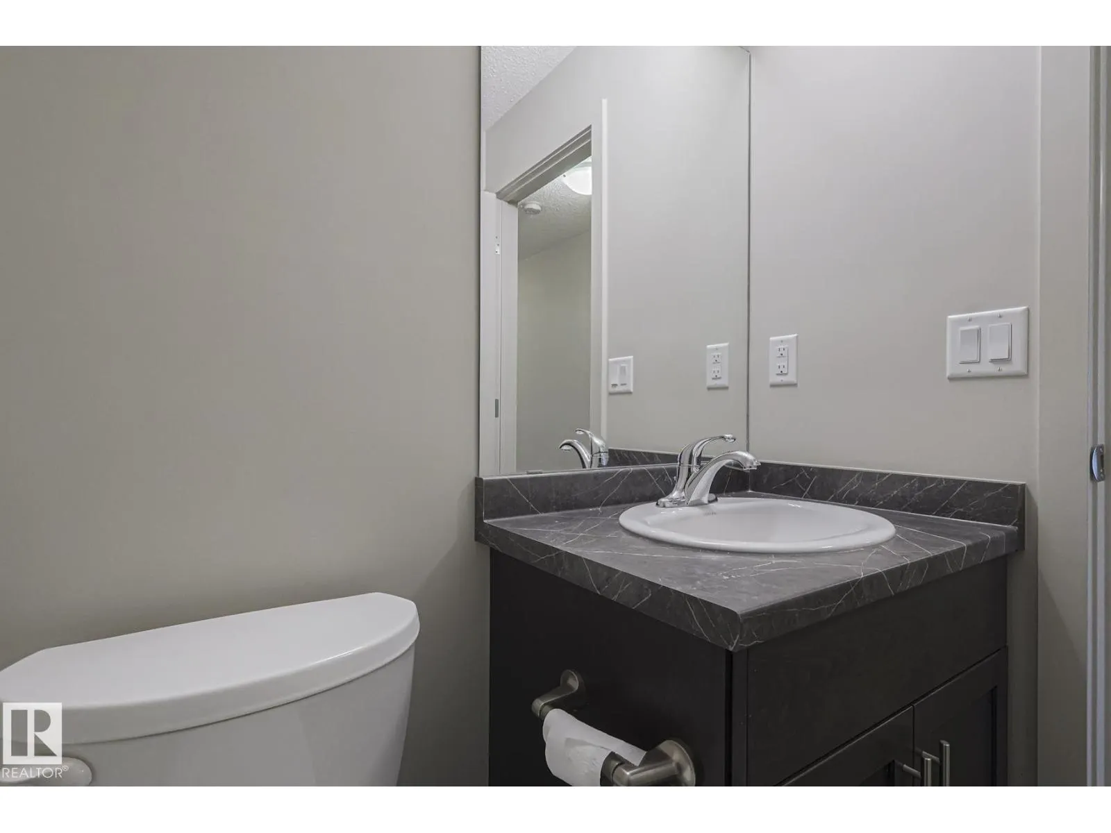 #311 5404 7 AV SW SW