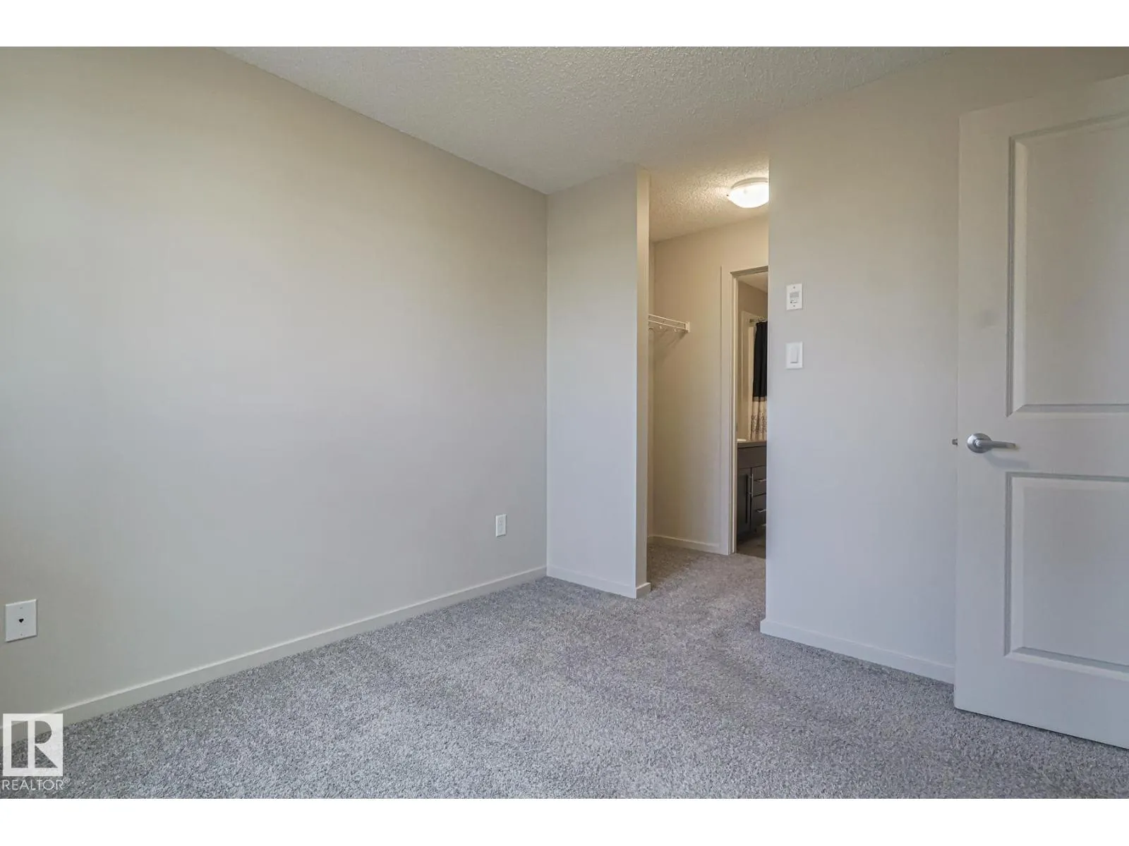 #311 5404 7 AV SW SW
