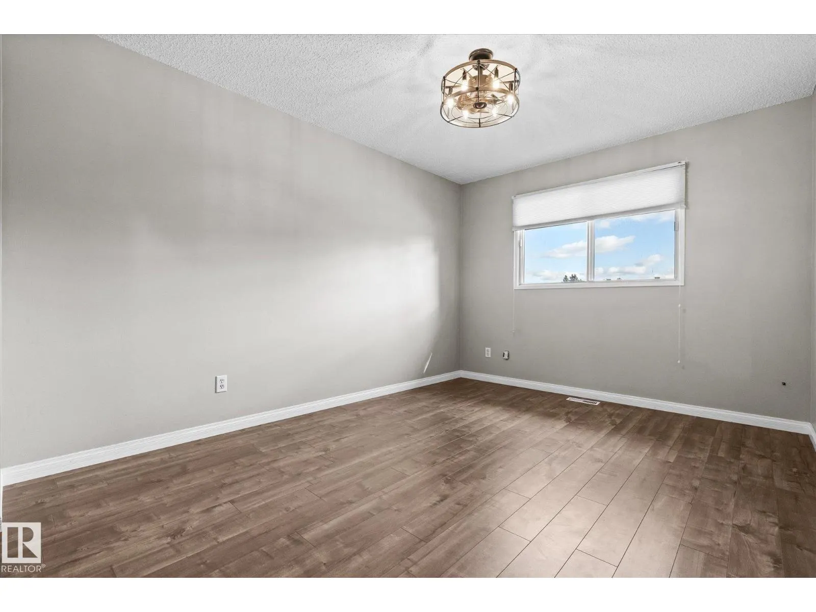 33 WESTGLEN CR
