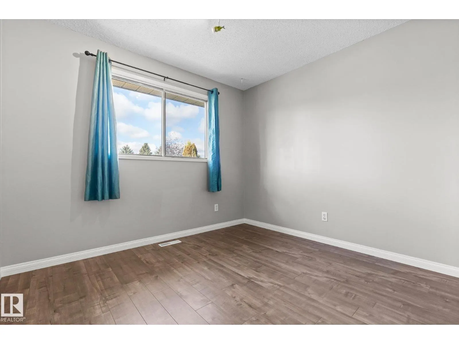 33 WESTGLEN CR