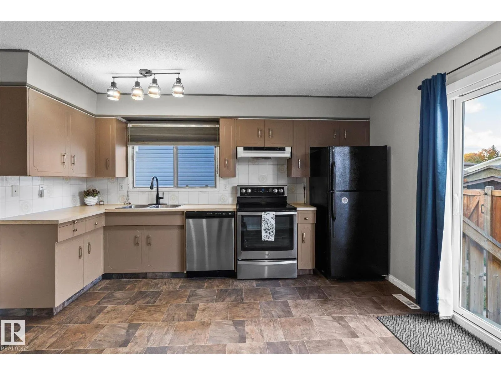 33 WESTGLEN CR