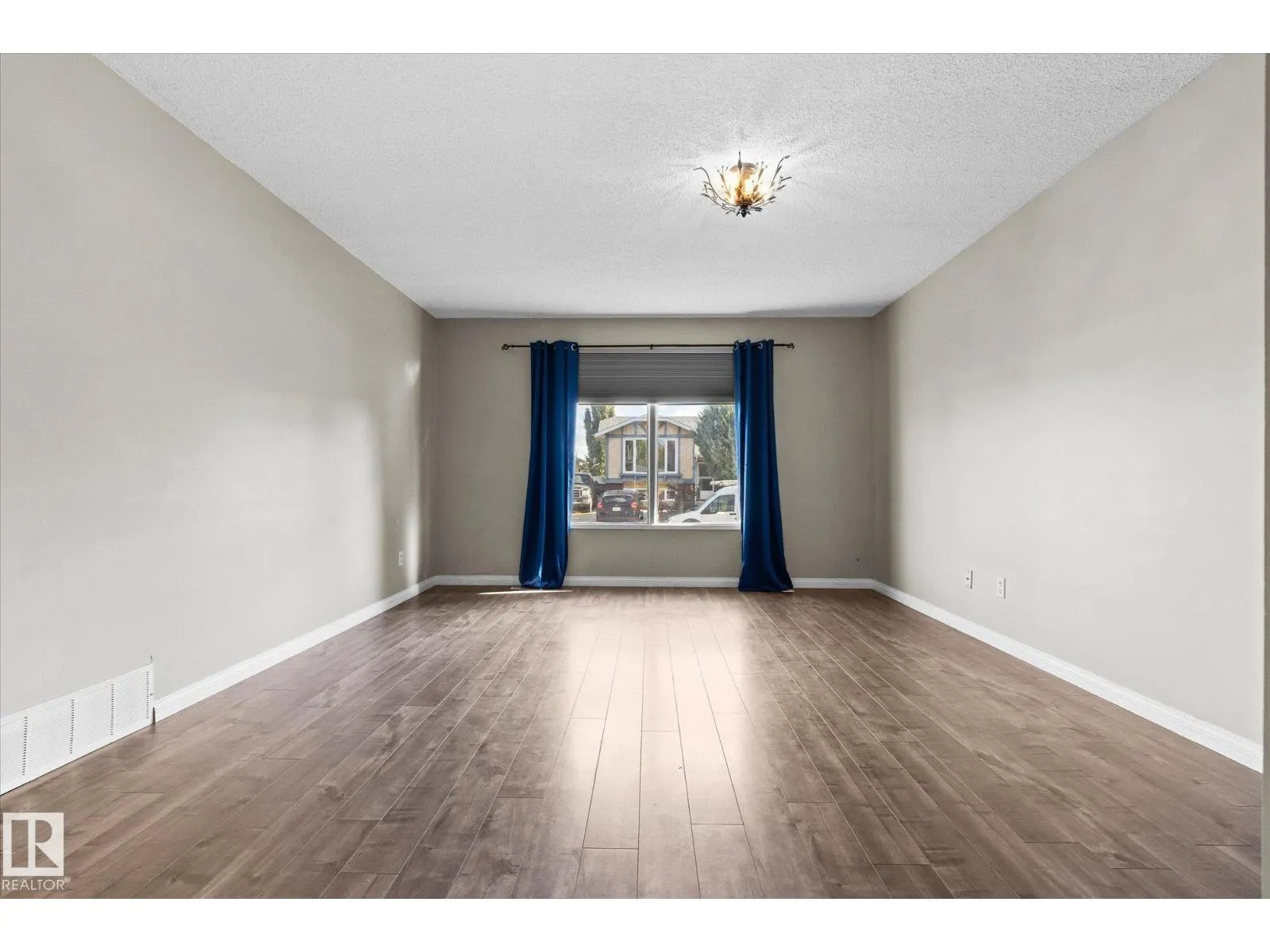 33 WESTGLEN CR