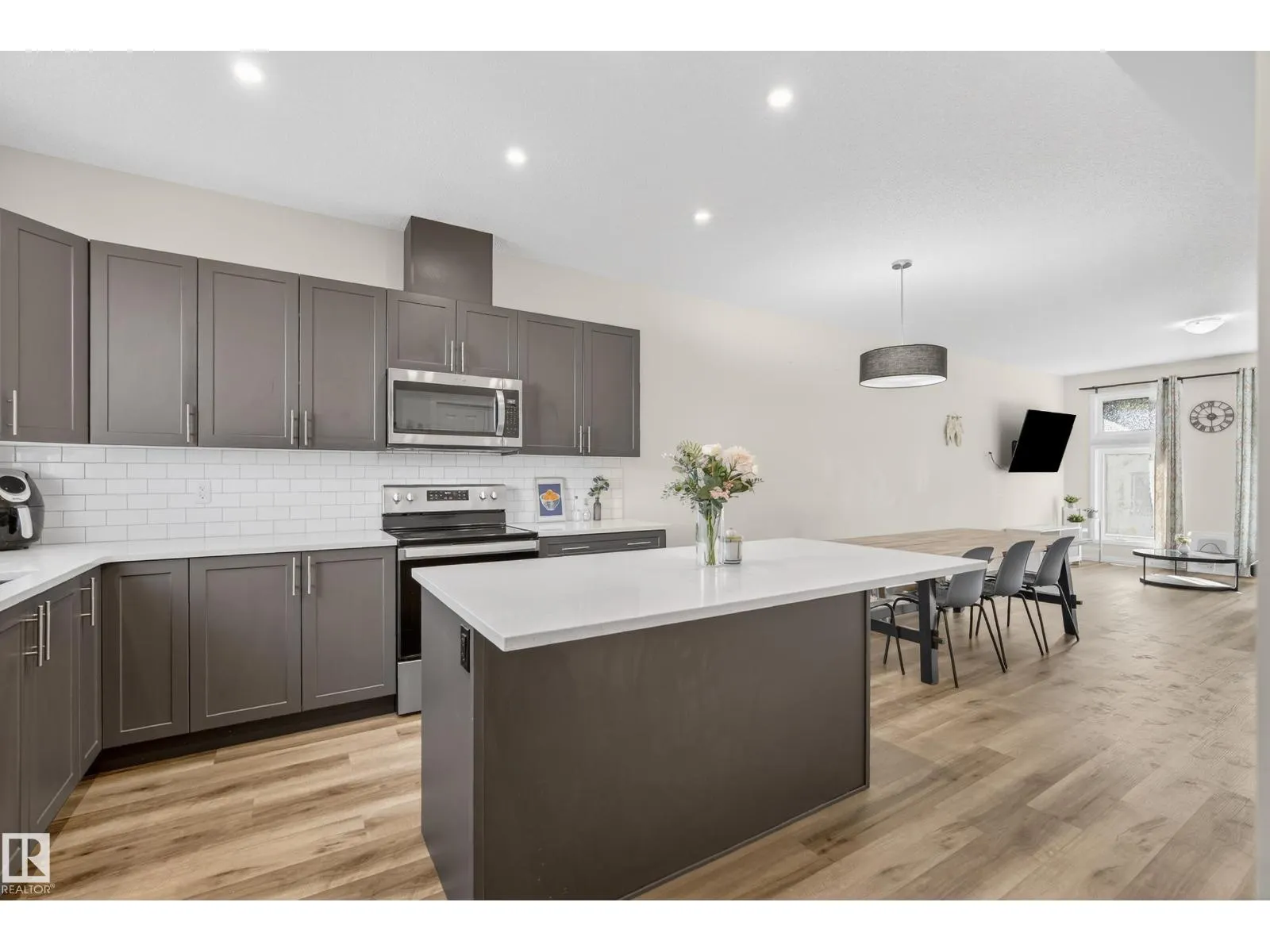 1011 DANIELS LO SW