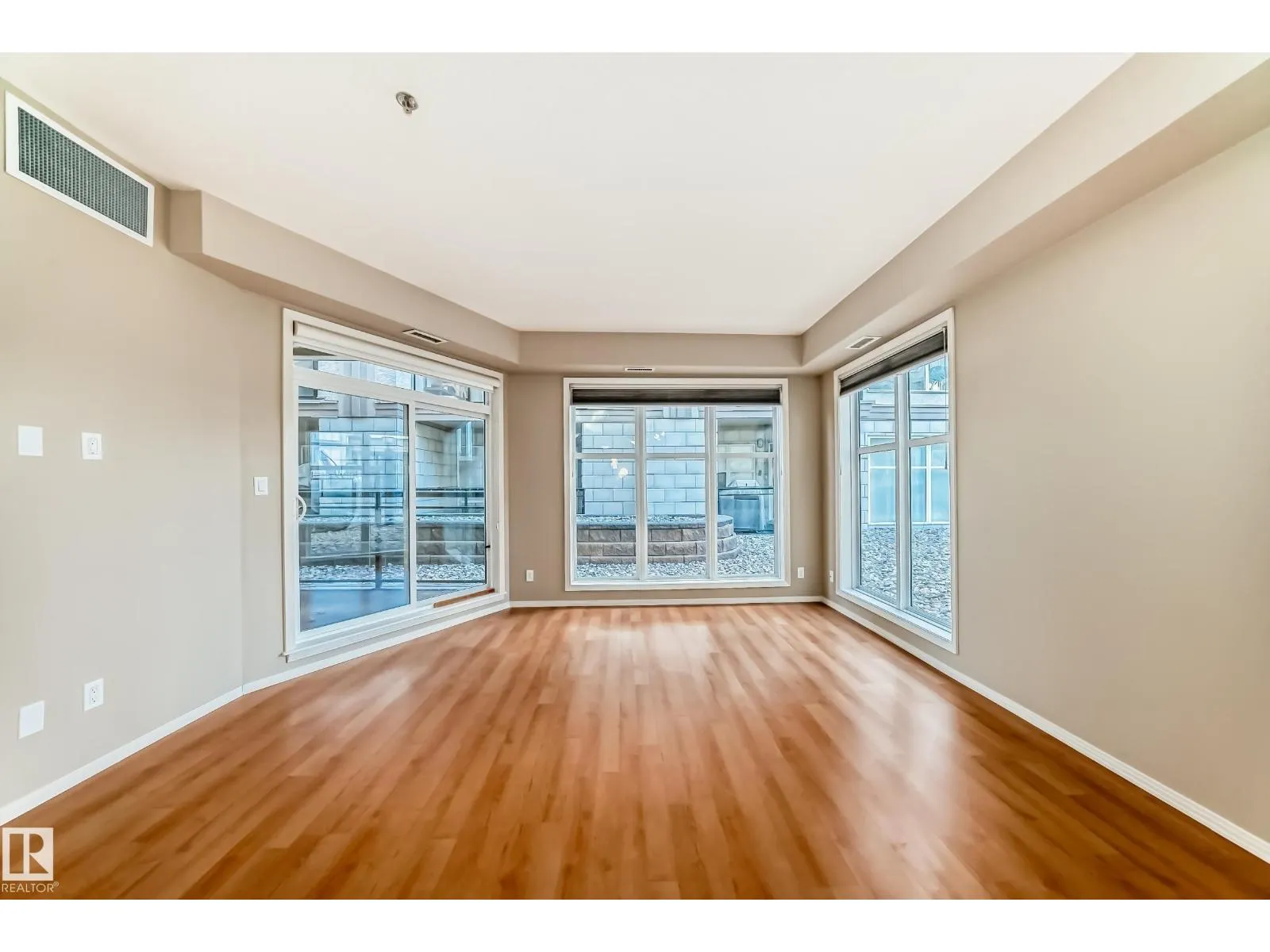 #152 4827 104A ST NW