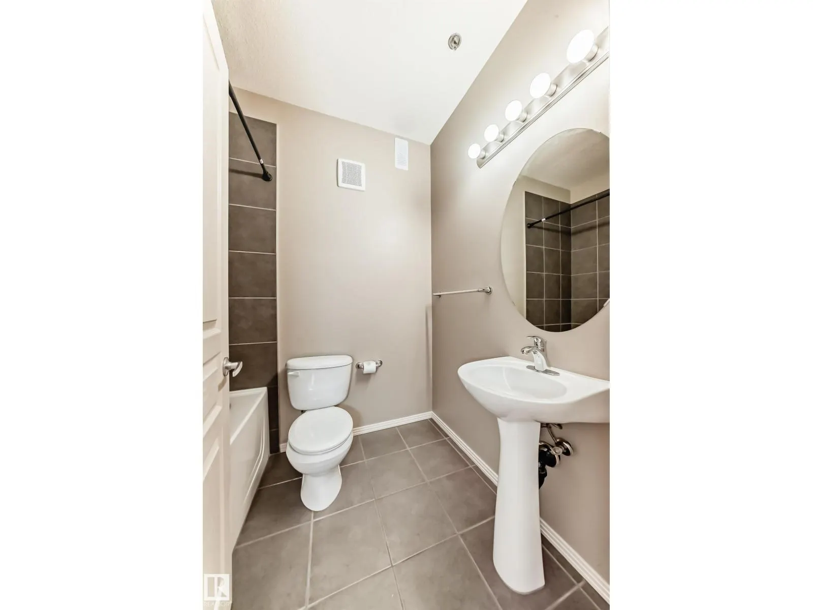 #152 4827 104A ST NW