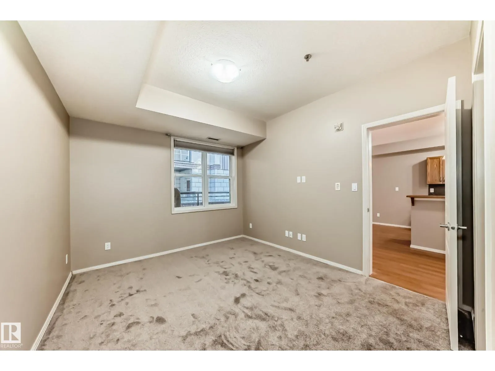 #152 4827 104A ST NW