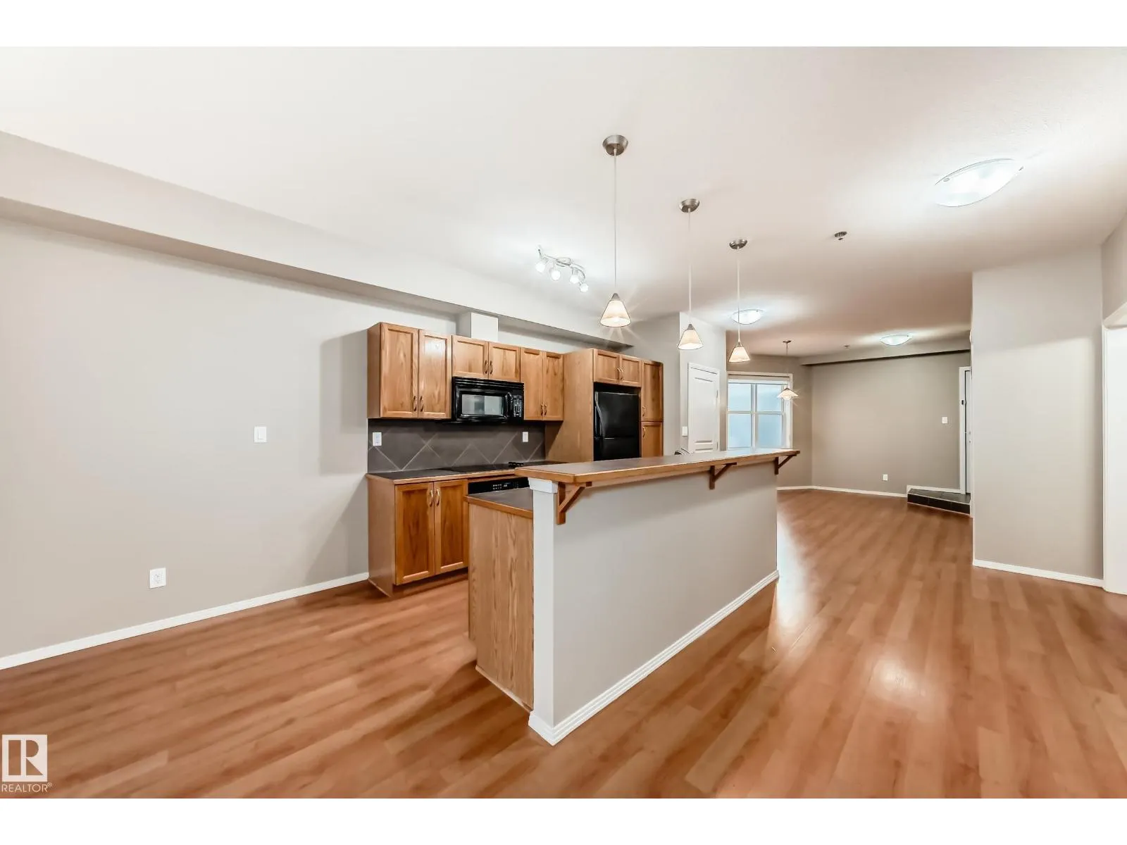 #152 4827 104A ST NW
