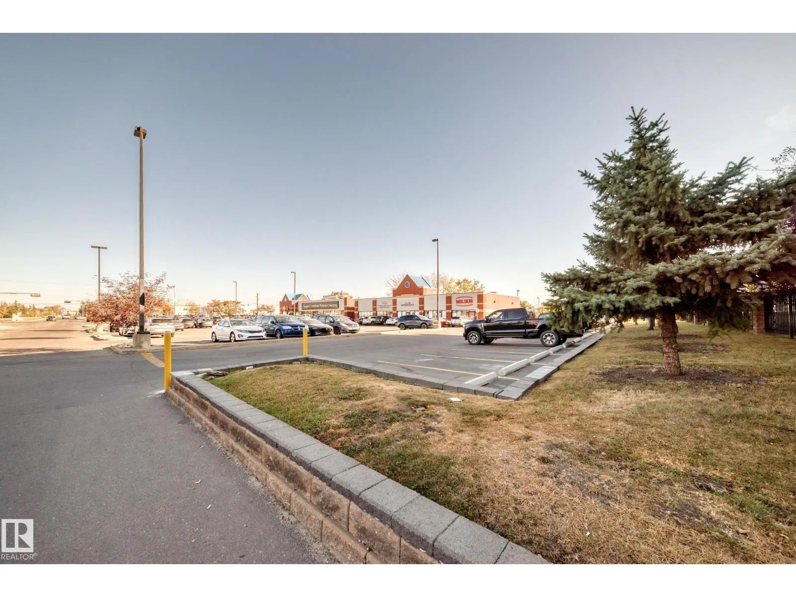 #152 4827 104A ST NW