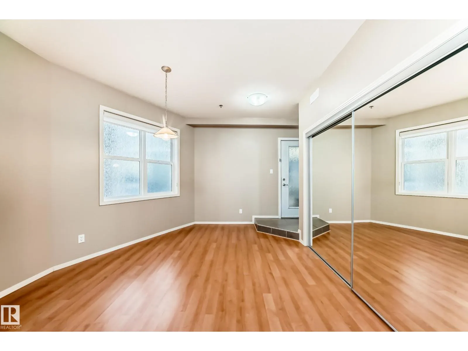 #152 4827 104A ST NW