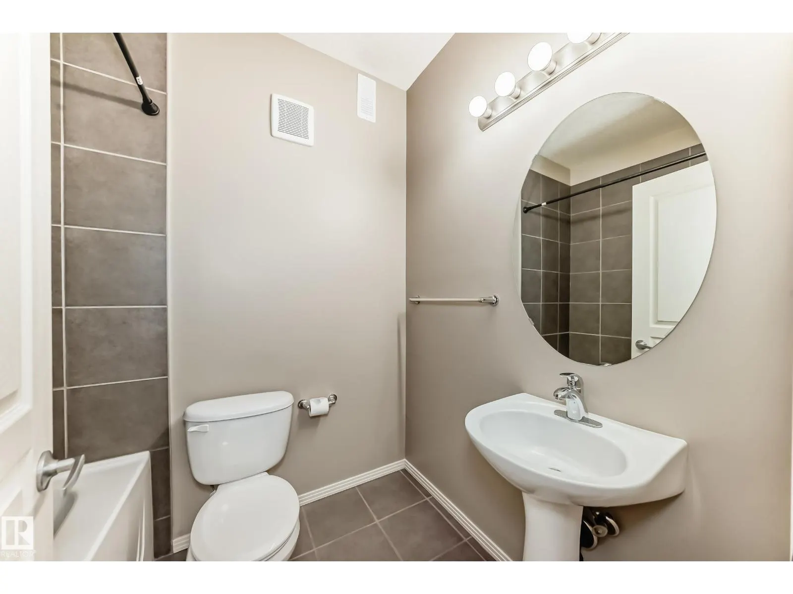 #152 4827 104A ST NW