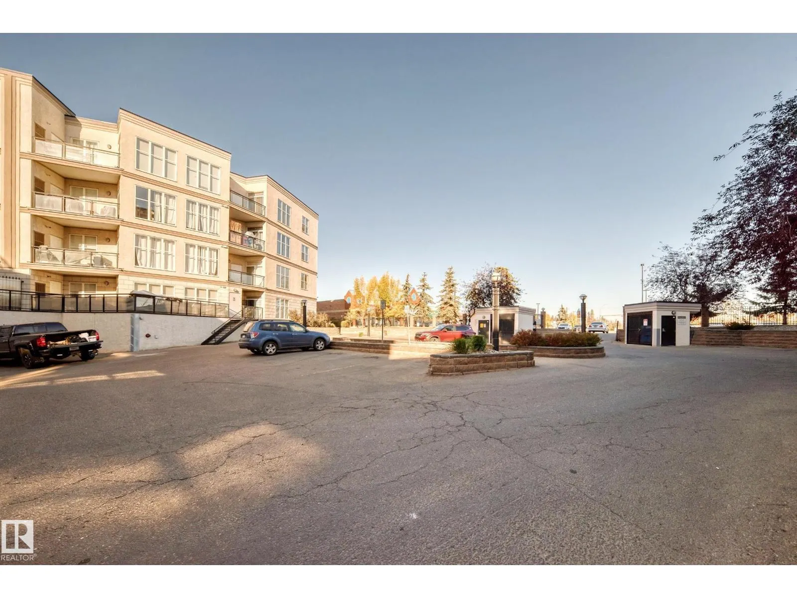 #152 4827 104A ST NW