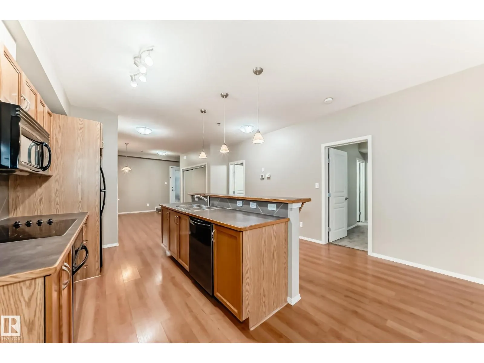 #152 4827 104A ST NW