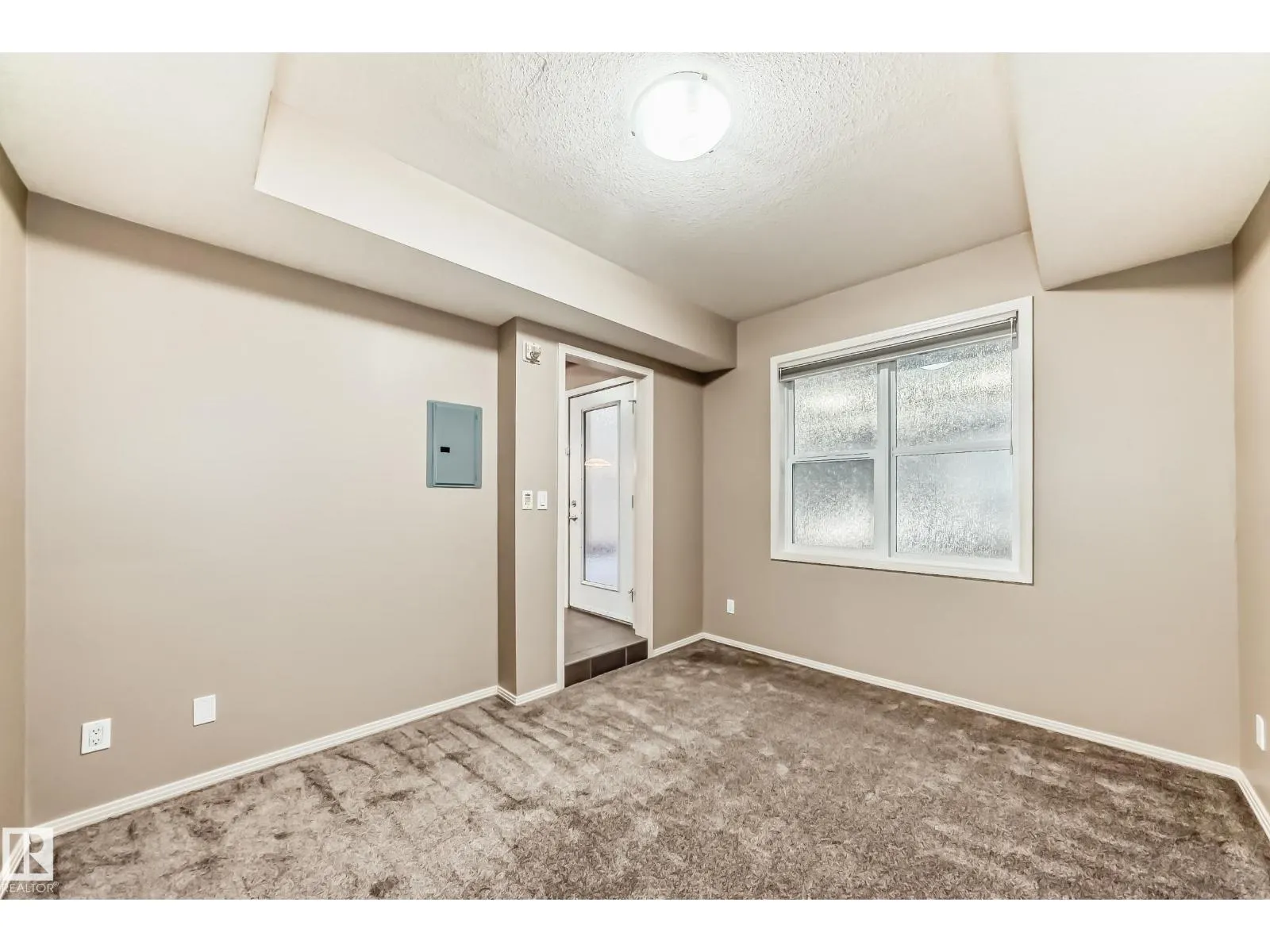 #152 4827 104A ST NW