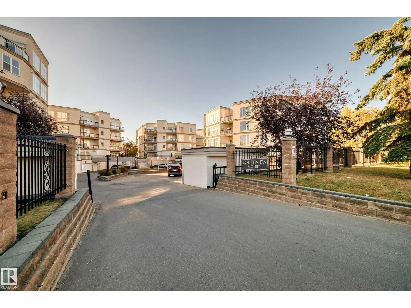 #152 4827 104A ST NW