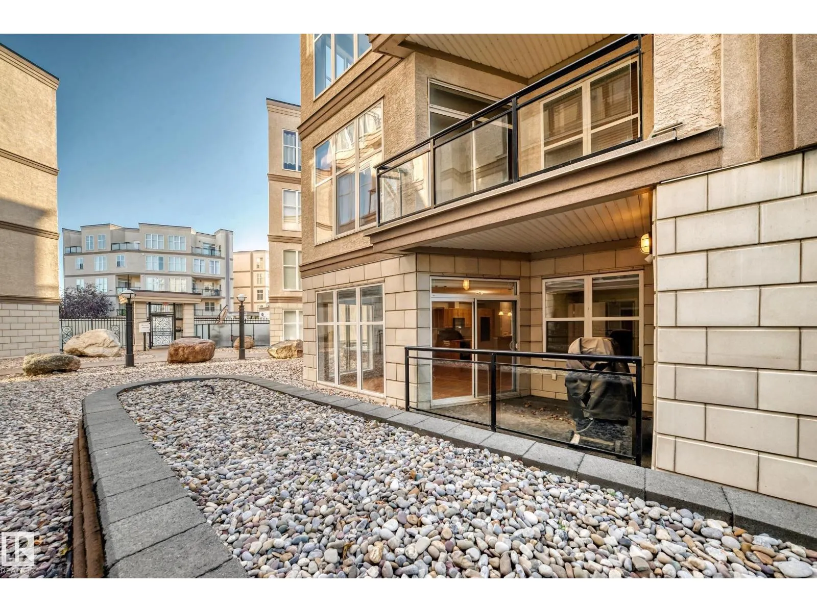 #152 4827 104A ST NW