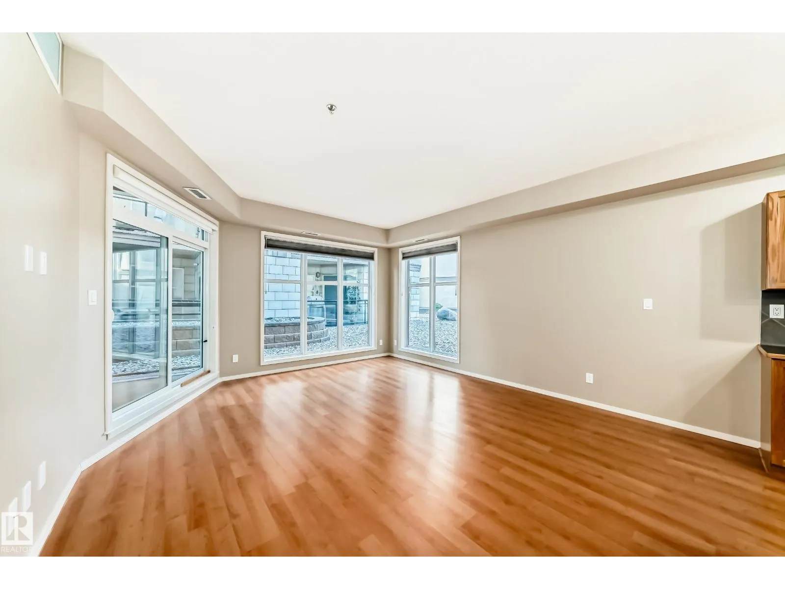 #152 4827 104A ST NW