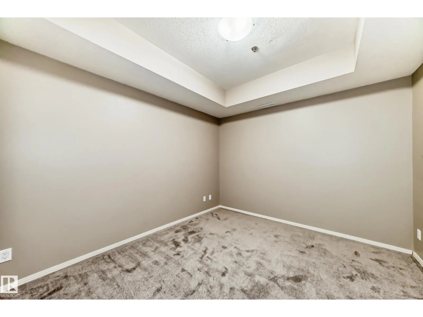 #152 4827 104A ST NW