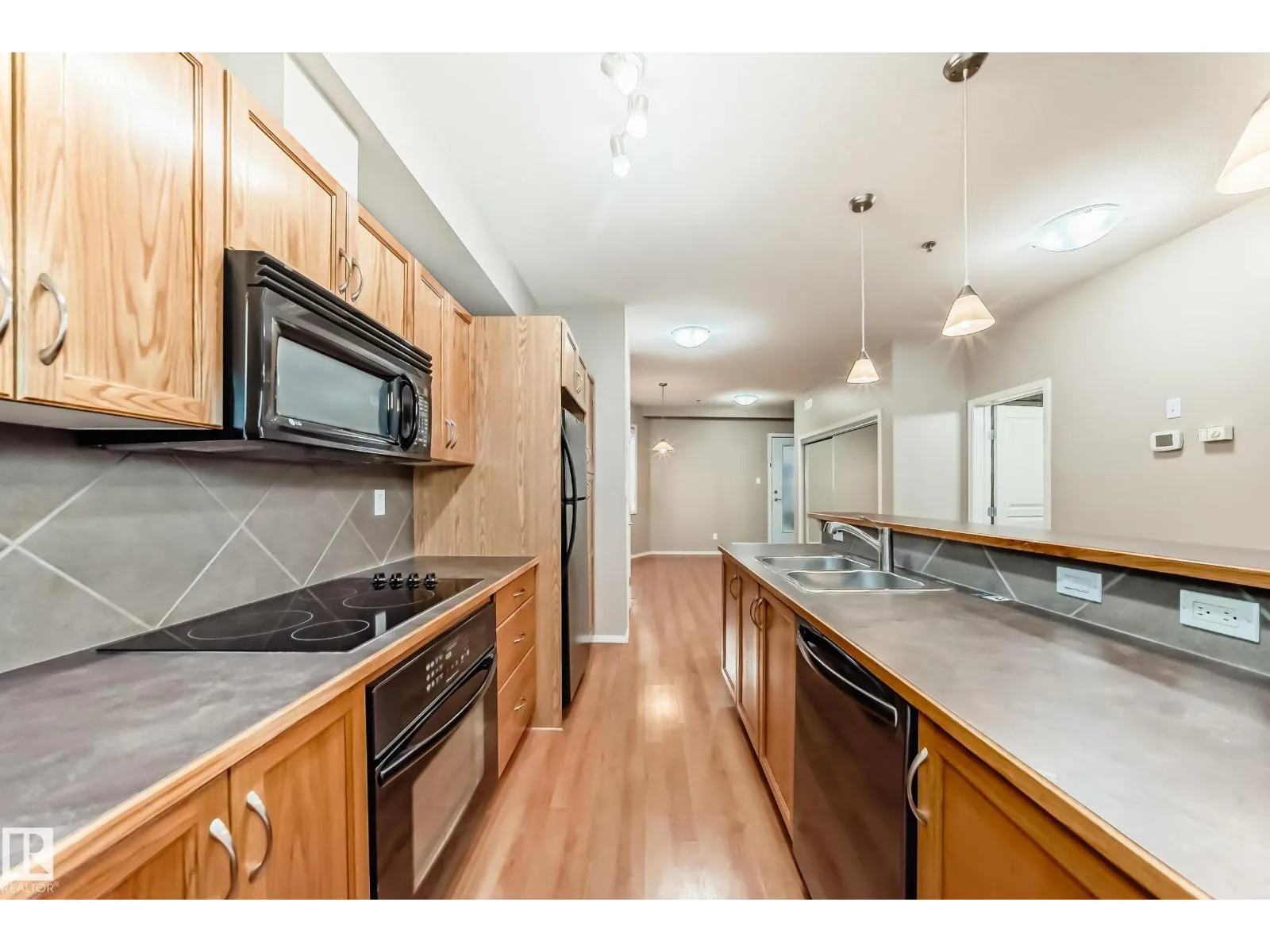 #152 4827 104A ST NW