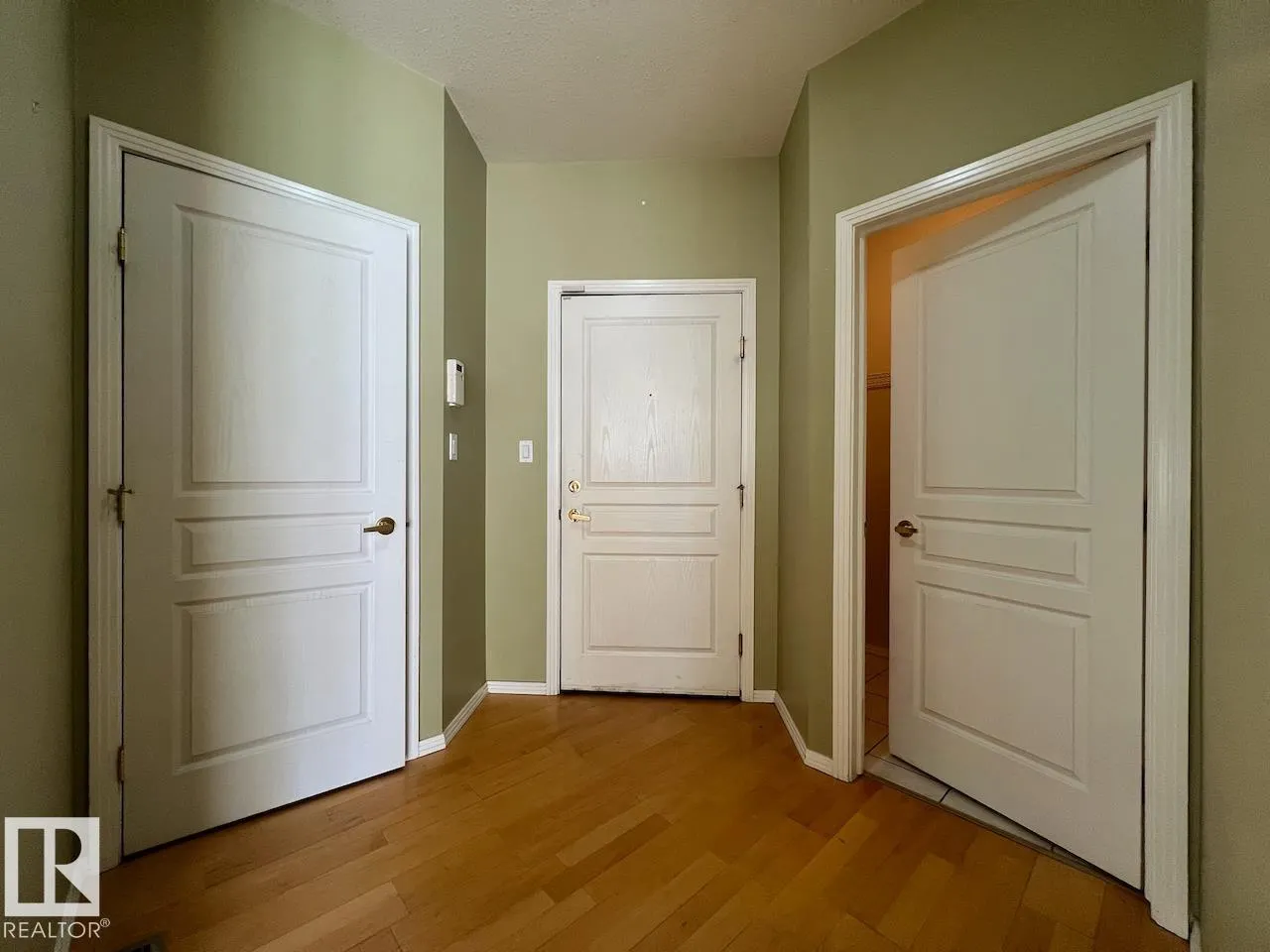 #532 10023 110 ST NW