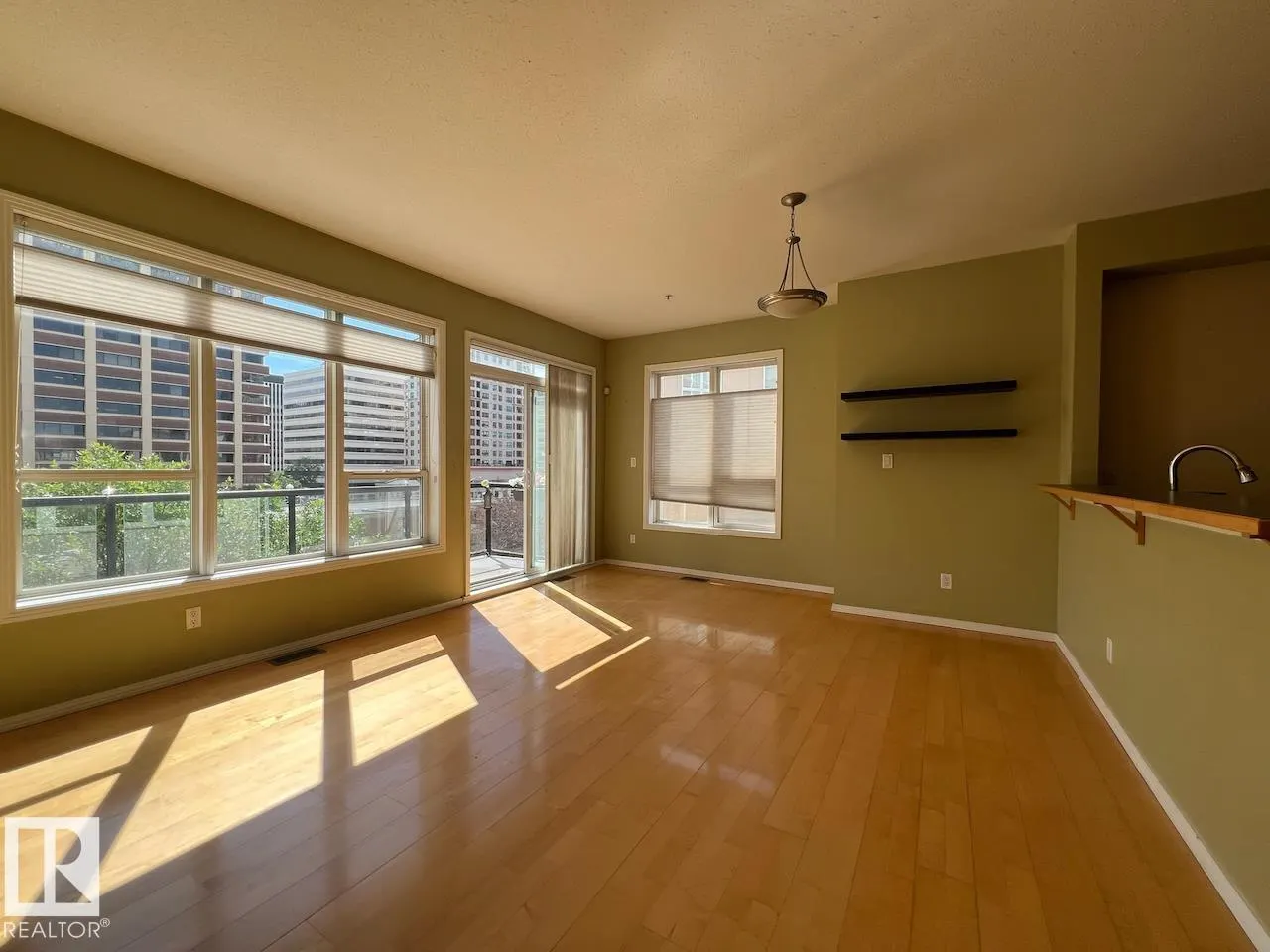 #532 10023 110 ST NW