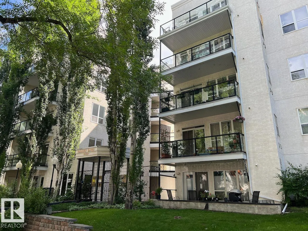 #532 10023 110 ST NW