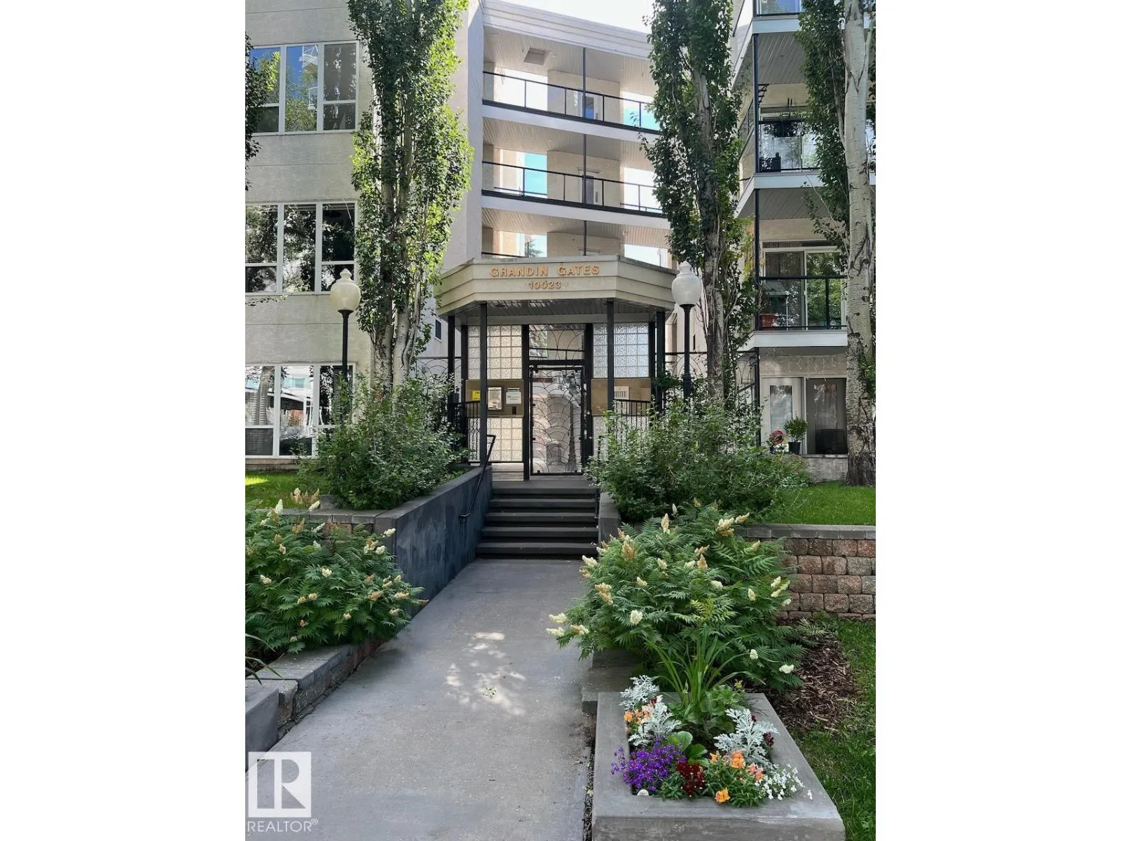 #532 10023 110 ST NW