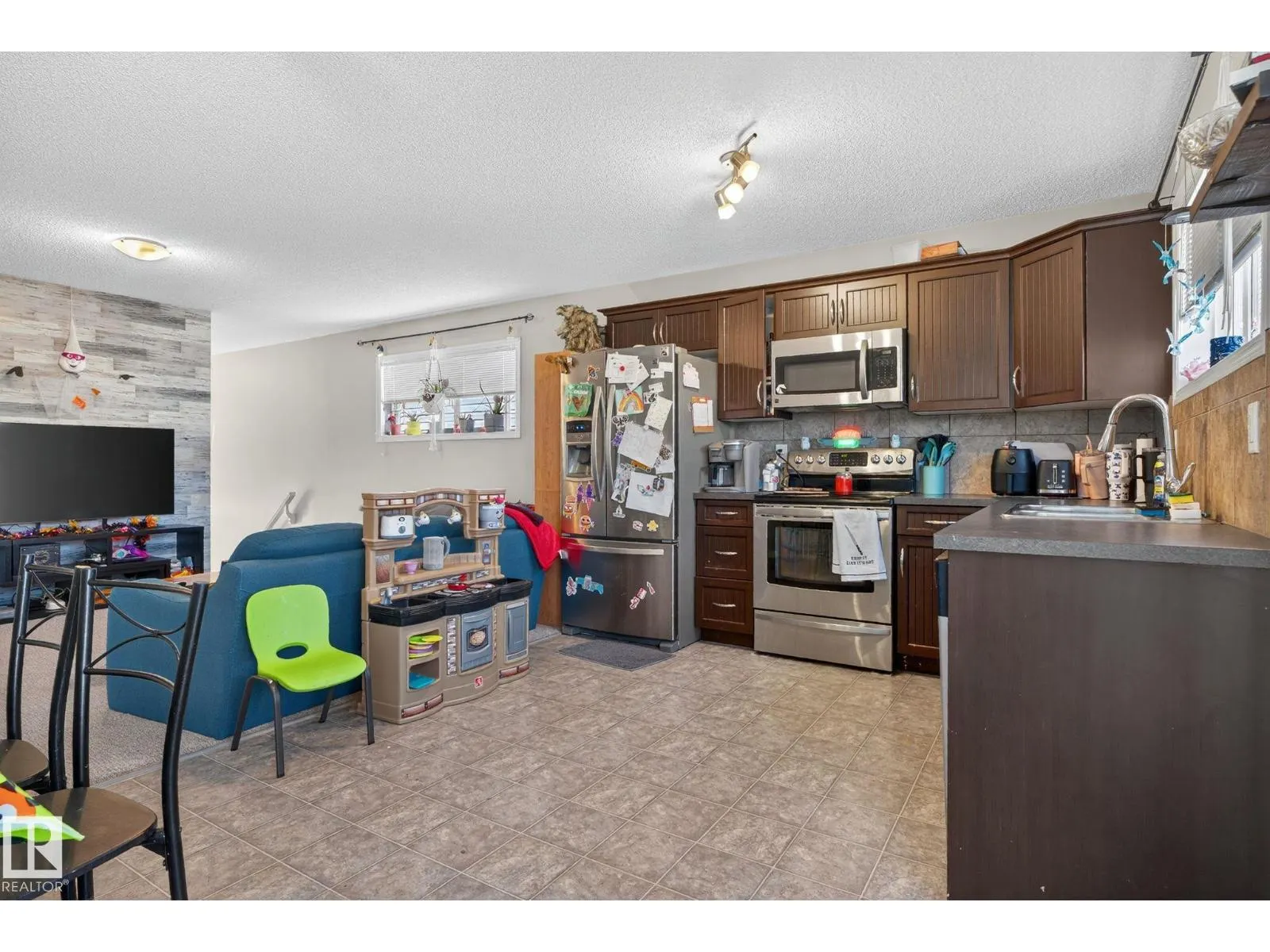 195, 142 Selkirk PL