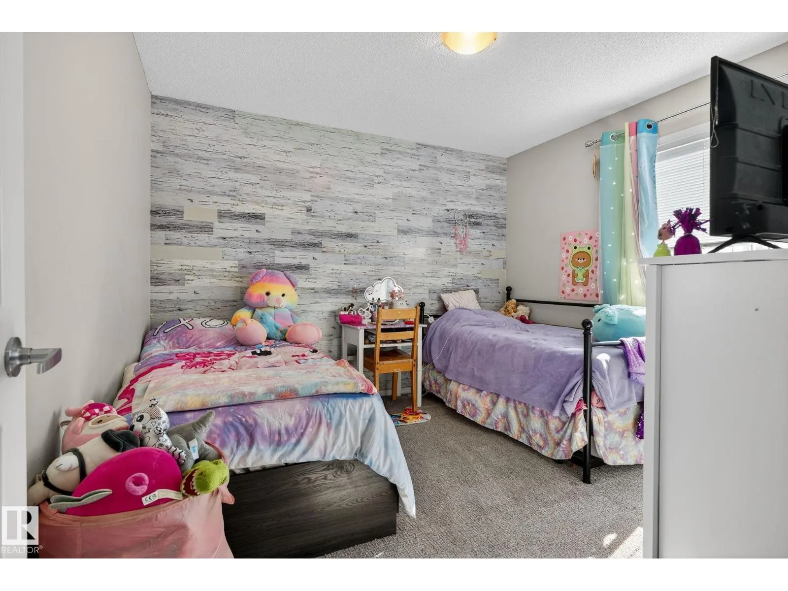 195, 142 Selkirk PL