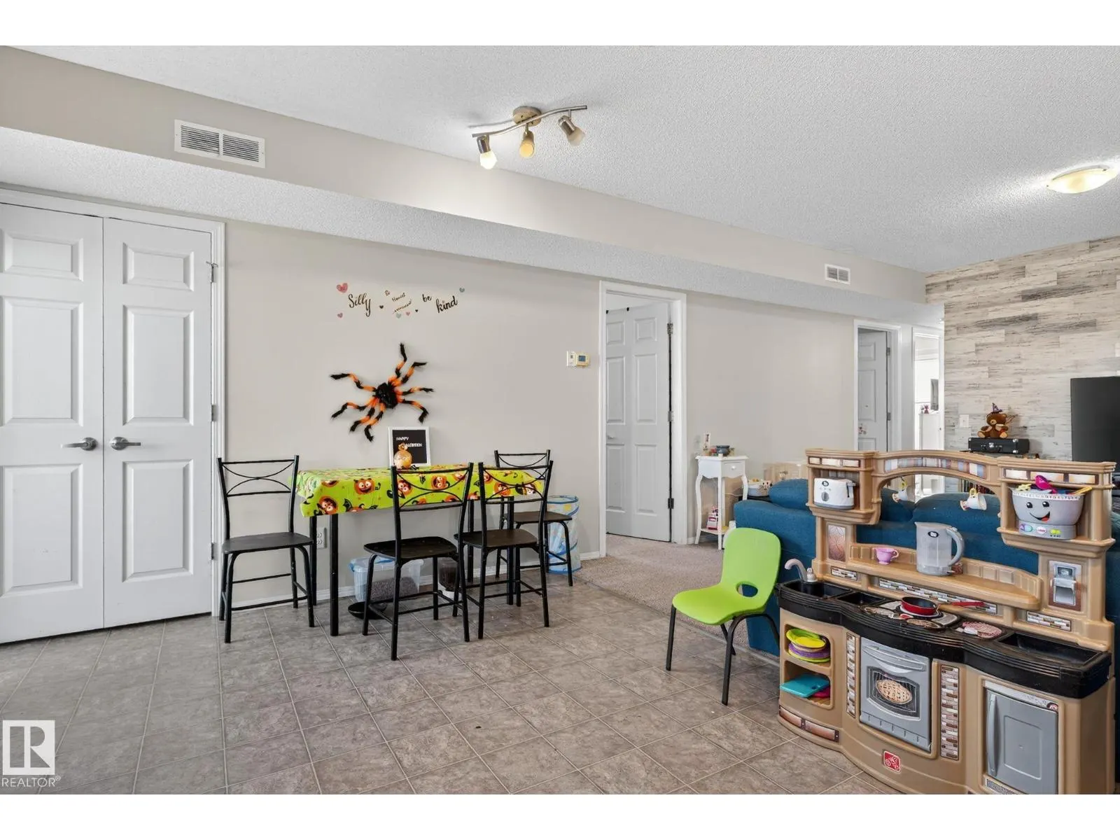 195, 142 Selkirk PL