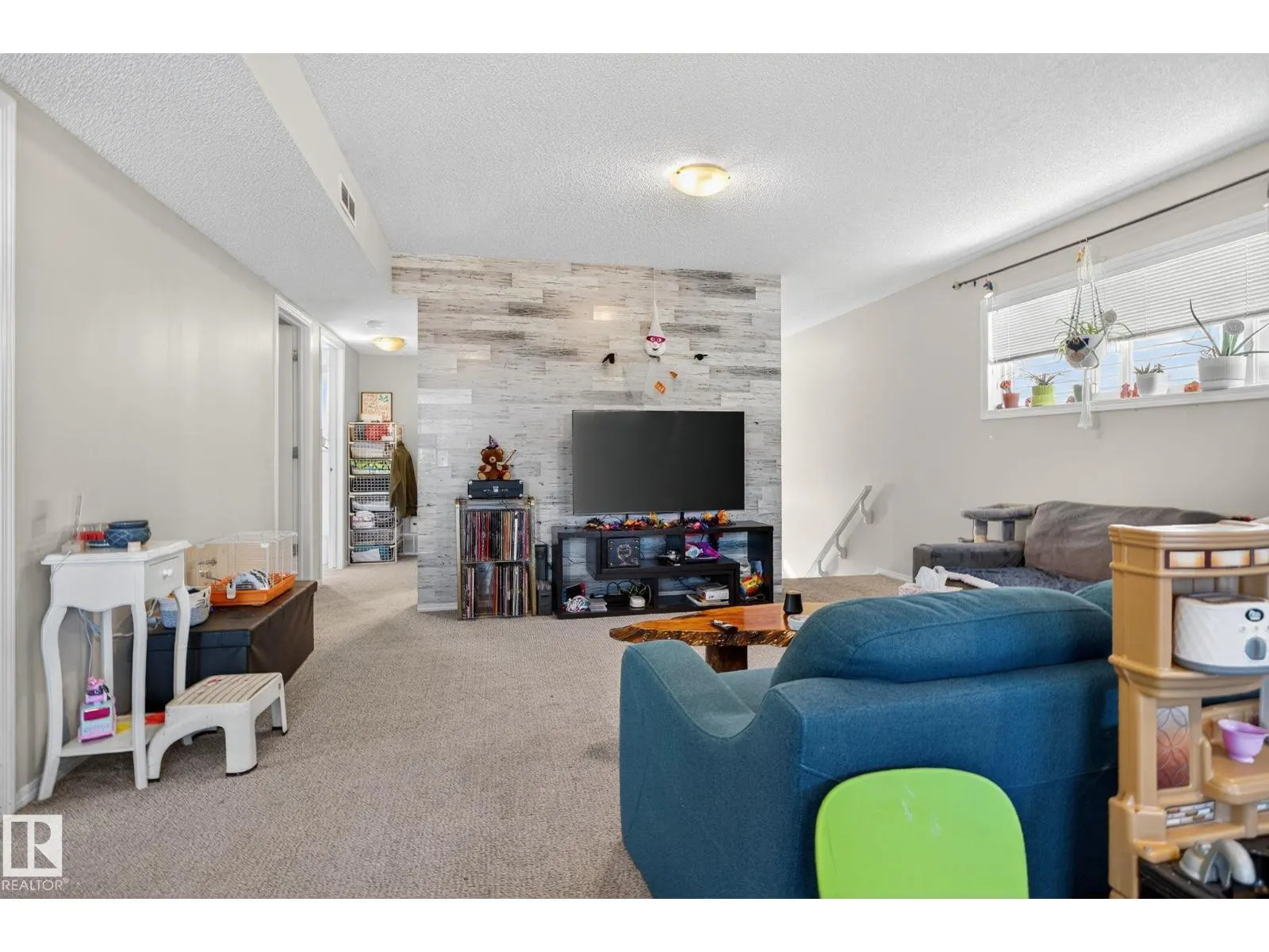 195, 142 Selkirk PL