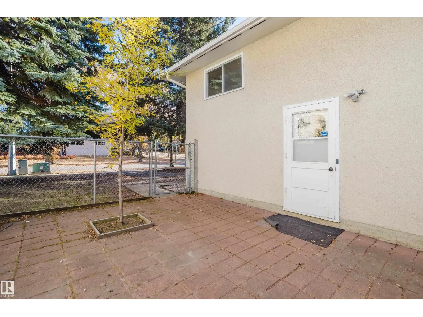 2 Fleetwood Cr