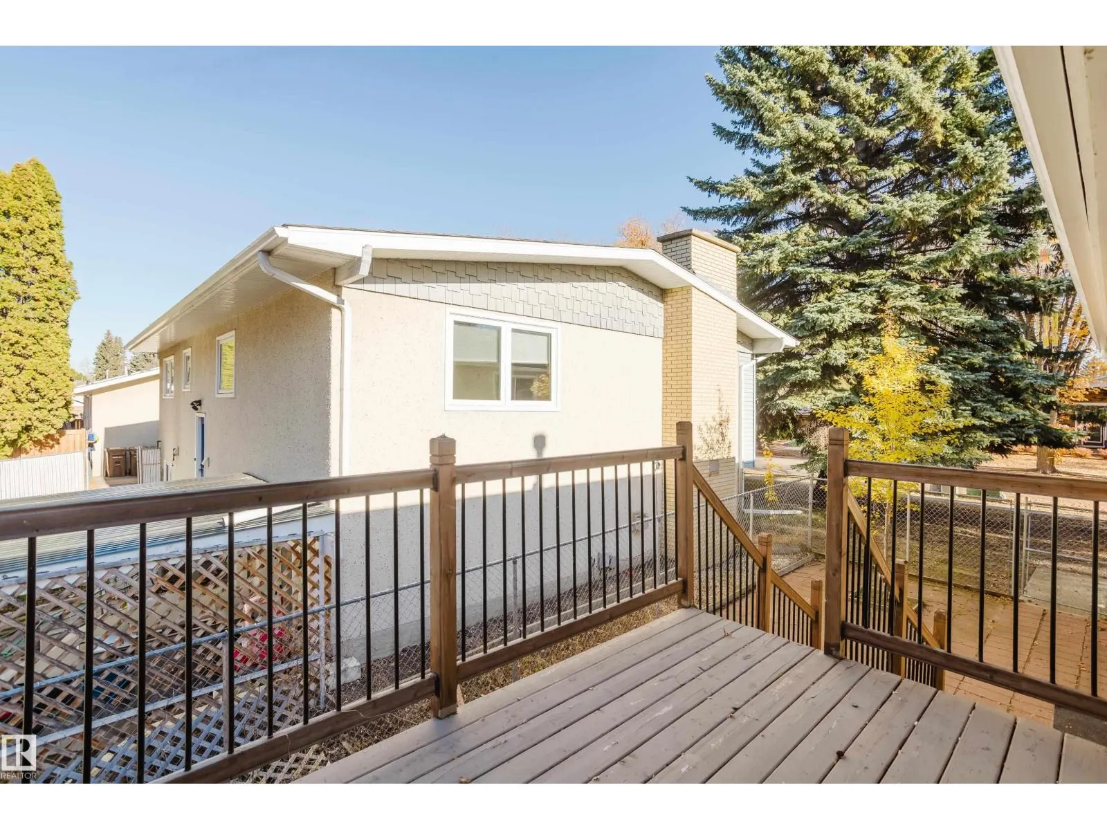 2 Fleetwood Cr