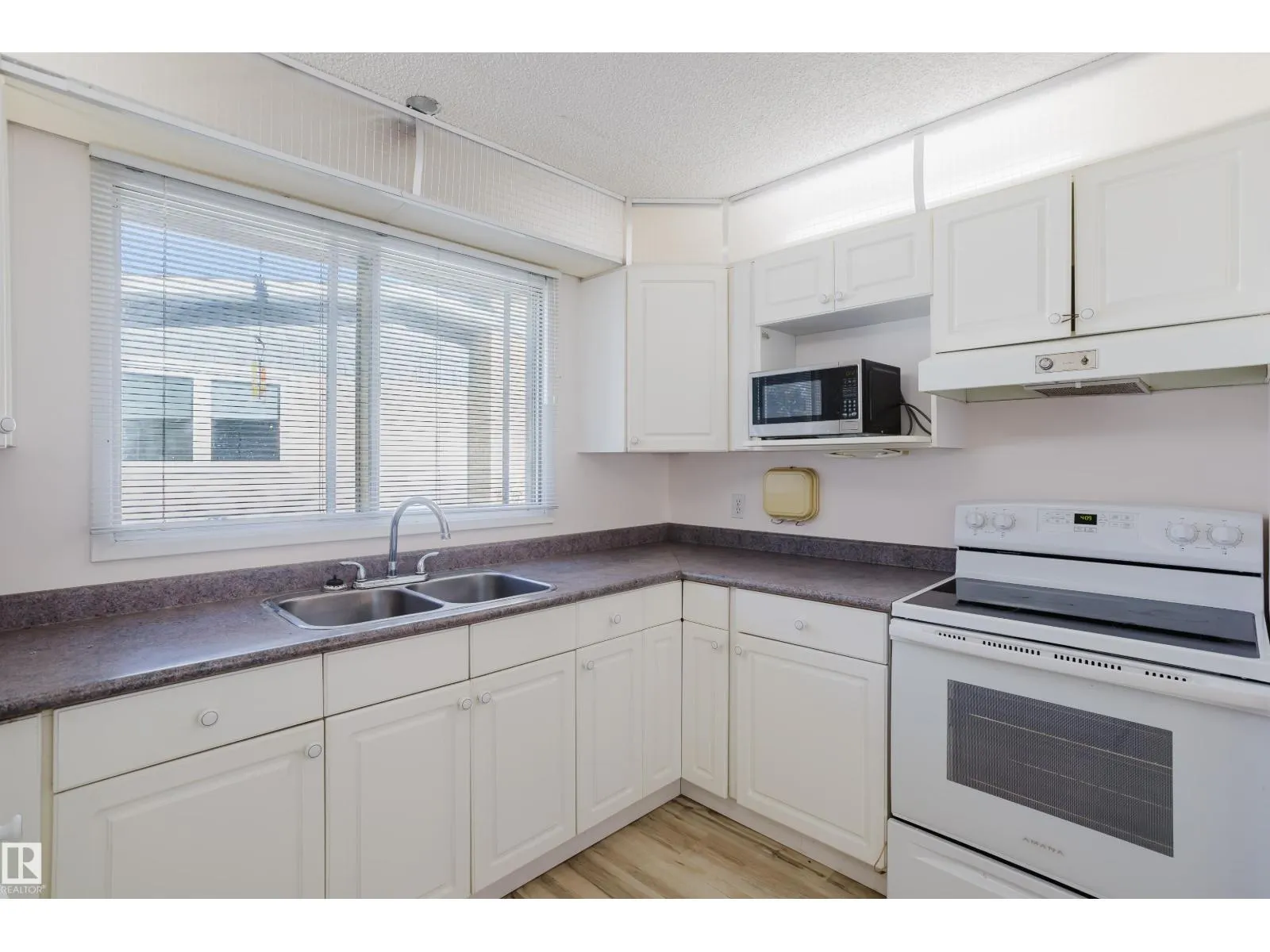 2 Fleetwood Cr