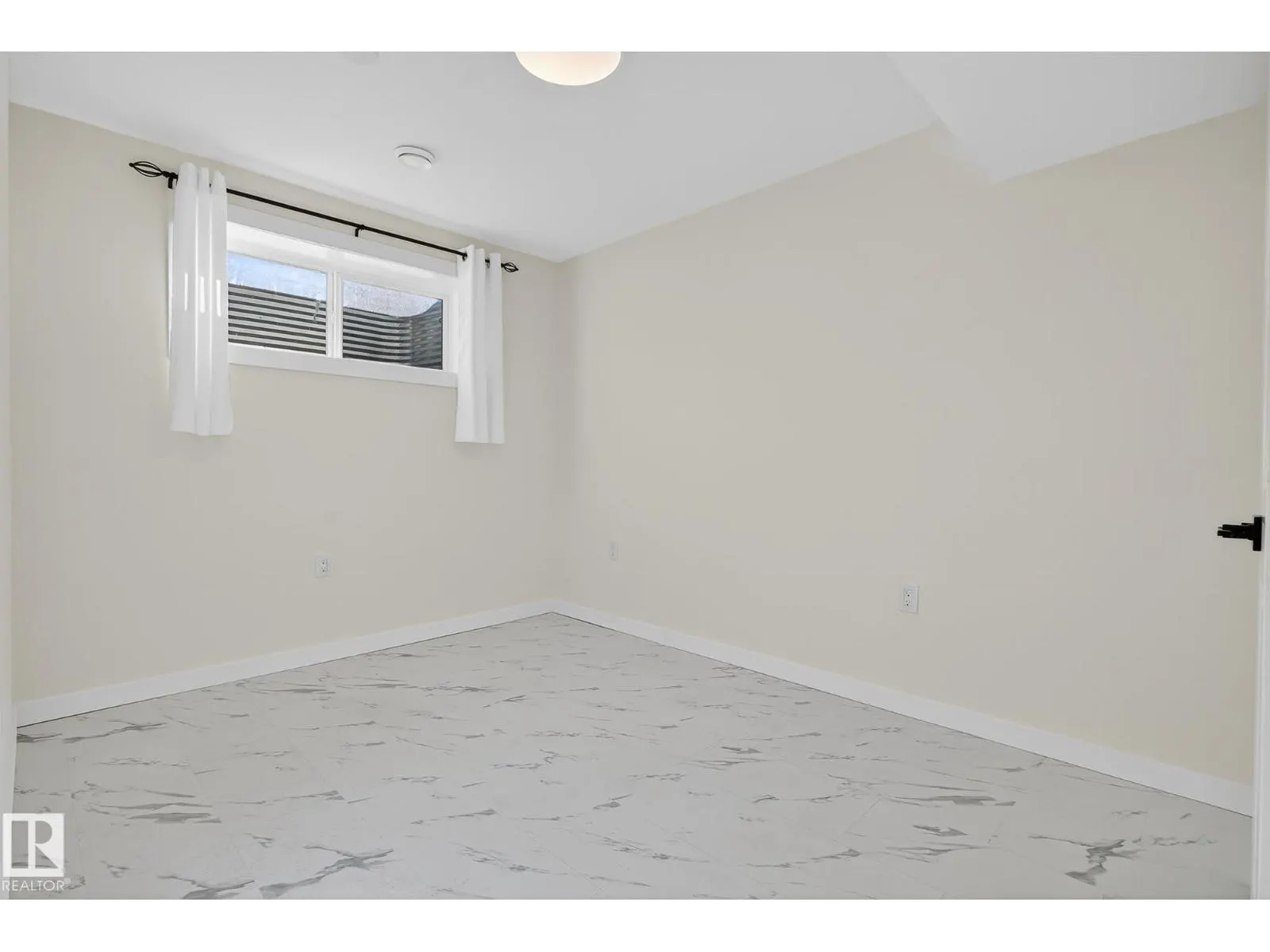 22015 85 AVE NW