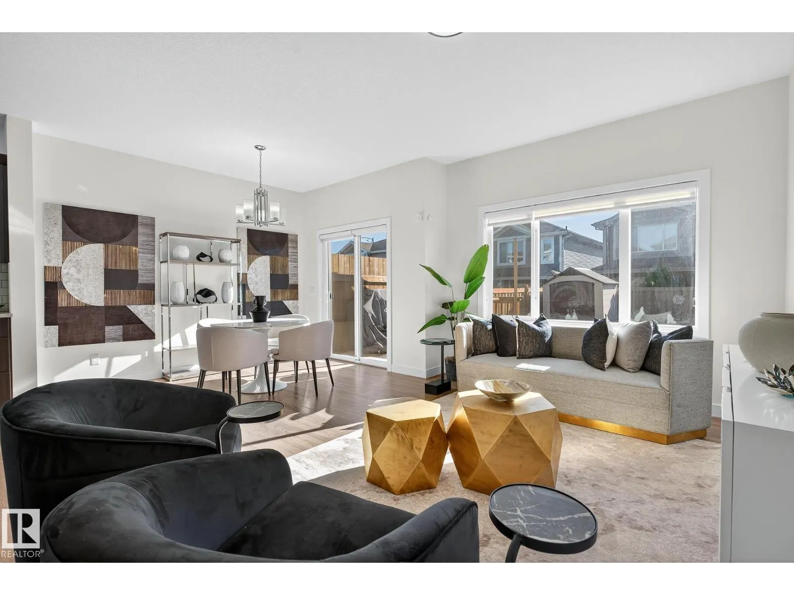 22015 85 AVE NW