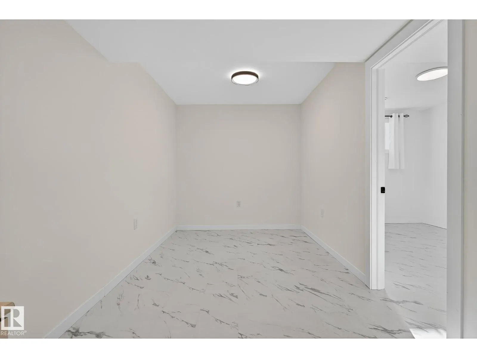 22015 85 AVE NW