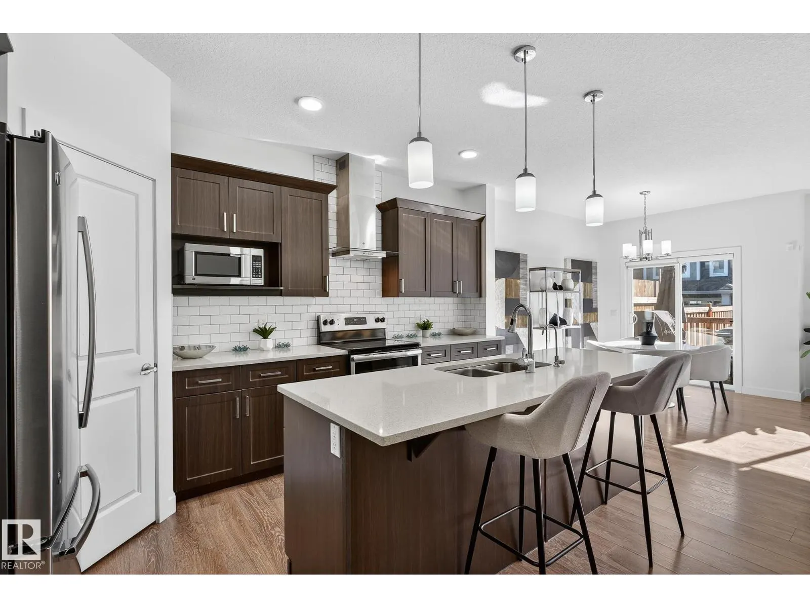 22015 85 AVE NW
