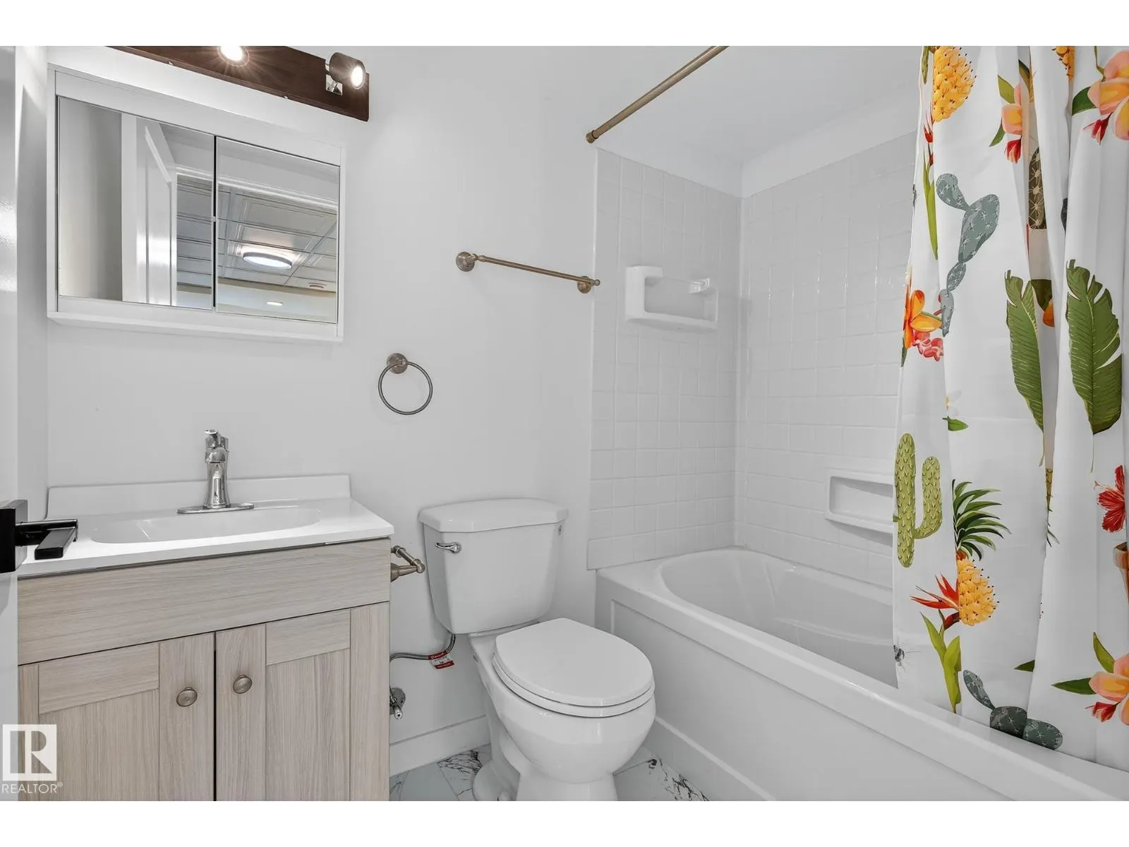 22015 85 AVE NW