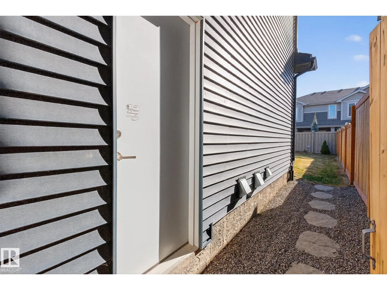 22015 85 AVE NW