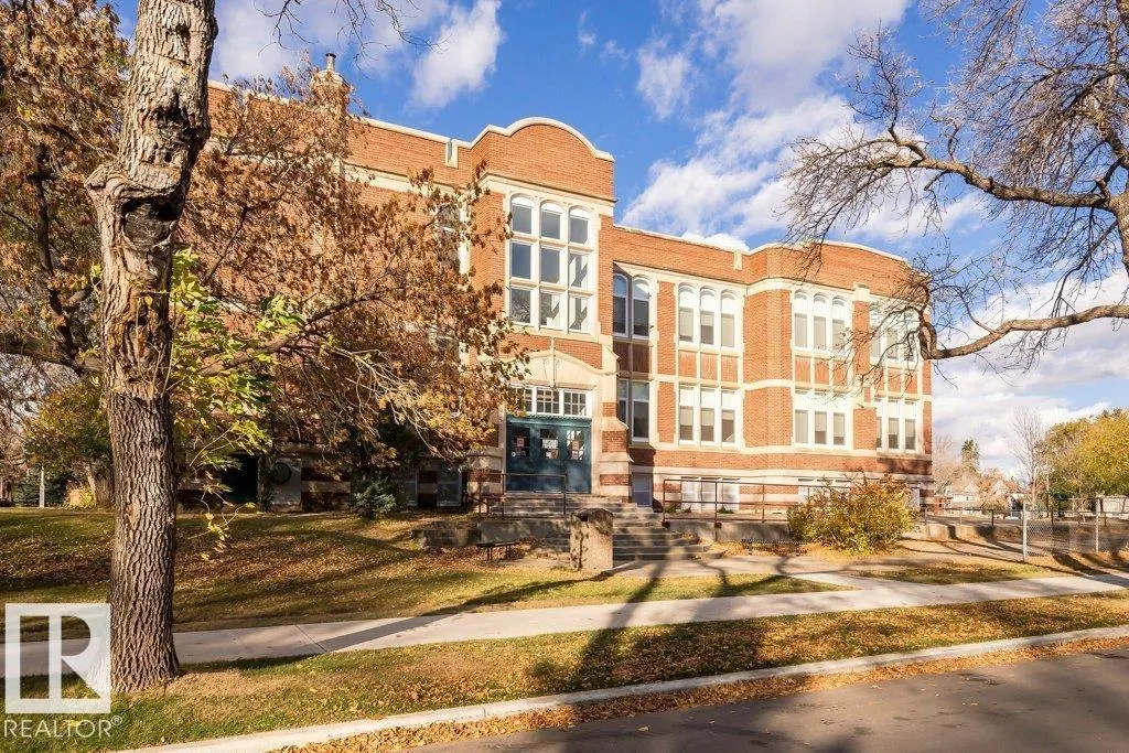 10432 64 AV NW