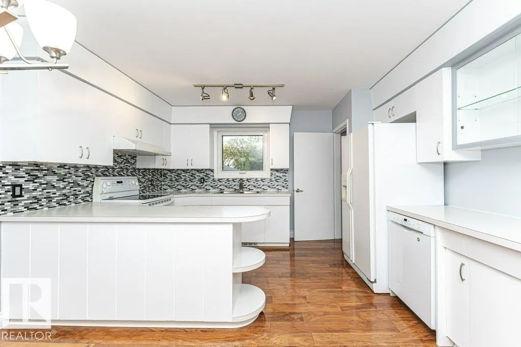 10432 64 AV NW