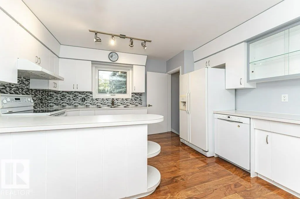 10432 64 AV NW