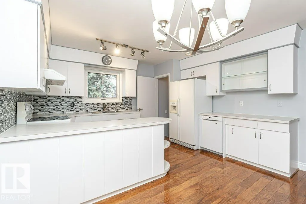 10432 64 AV NW