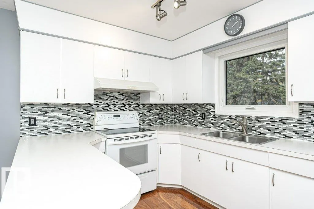 10432 64 AV NW