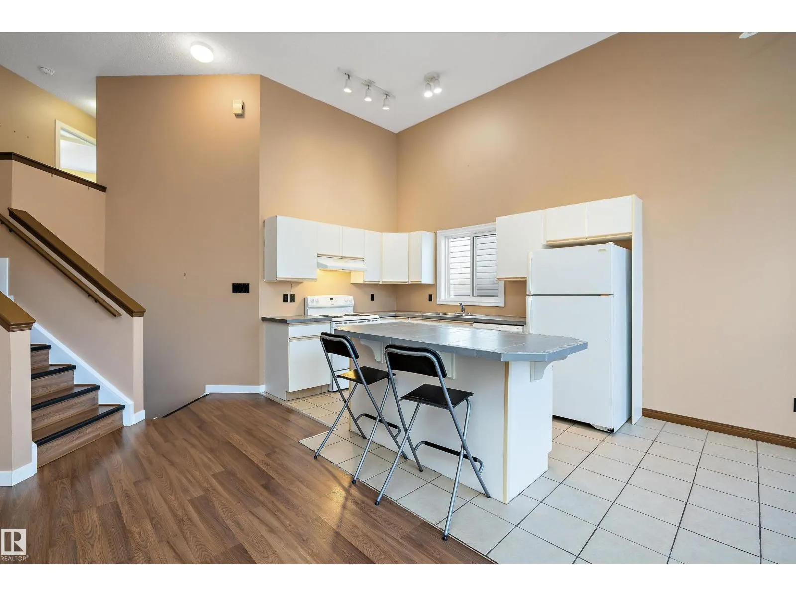 #8 300 HOOPER CR NW