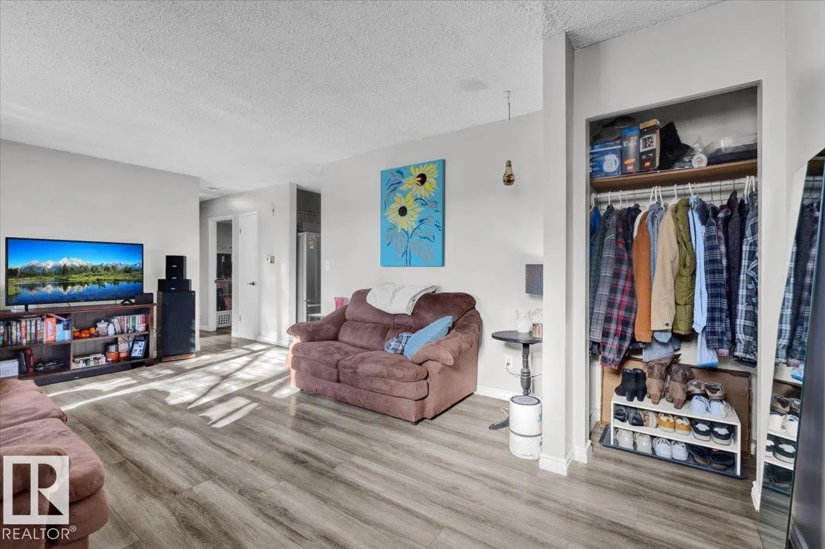6 GLENDALE CR