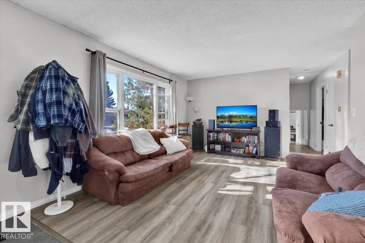 6 GLENDALE CR